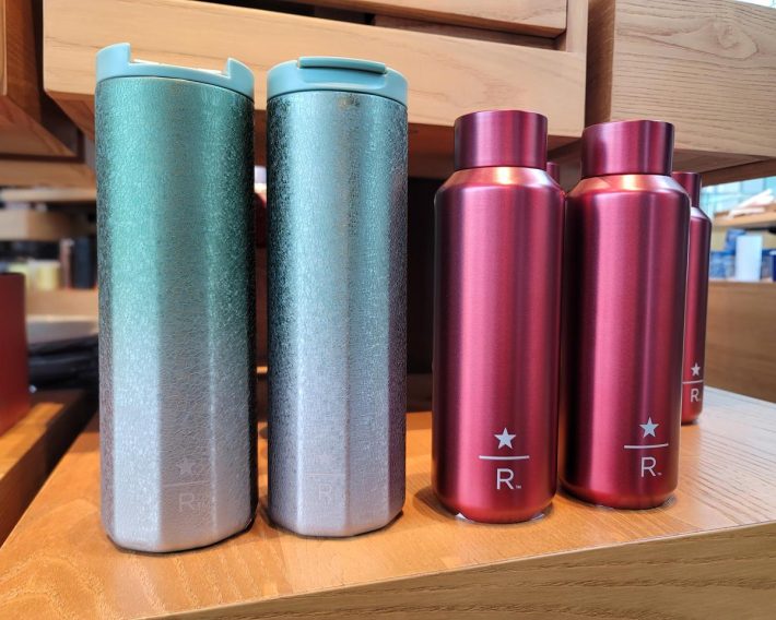 グランデサイズがピッタリ入るステンレスボトル2種。スターバックス リザーブ® ステンレスボトル　（ジェムグリーン&シルバー、レッド） 473ml　各¥4,620