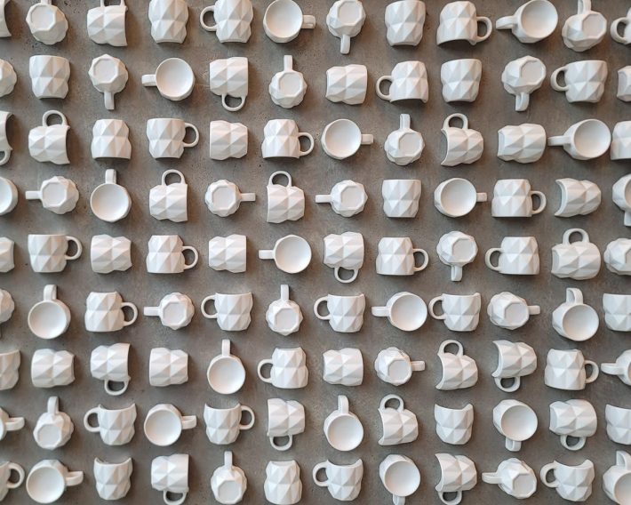 どこまでも白く美しい白磁のティーカップが壁に埋め込まれている