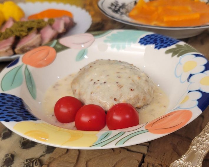 白いハンバーグにはミニトマトを添えてみました