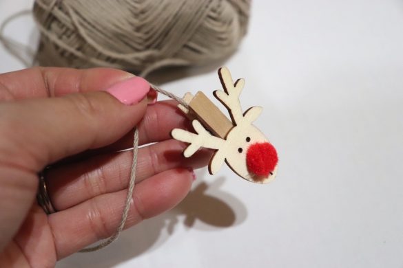 クリップに紐を結んでいく