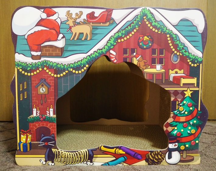 裏は、クリスマスの装飾が散りばめられたドールハウス