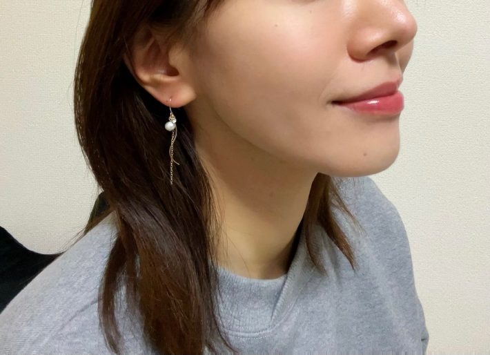 耳もとでユラユラと揺れるデザイン