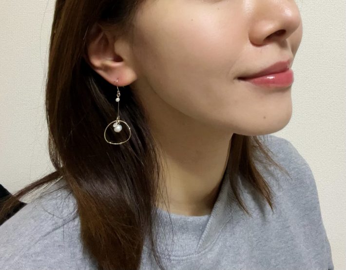 ヘアスタイルをアップにするとより華やいだ印象になりそう