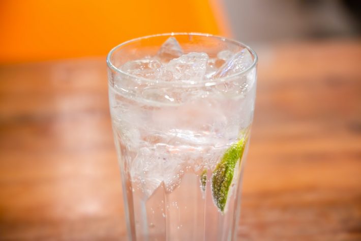 ついにキレた友人、手に持ったグラスを…