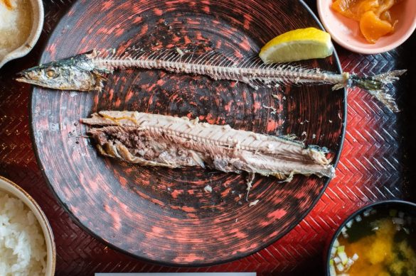 外した背骨は、お皿の端に