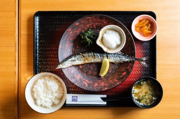 生さんまの炭火焼き定食(1尾)980円(税込) ※期間限定メニュー