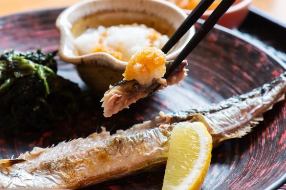 醤油をかけた大根おろしをのせて食べるさんまも絶品