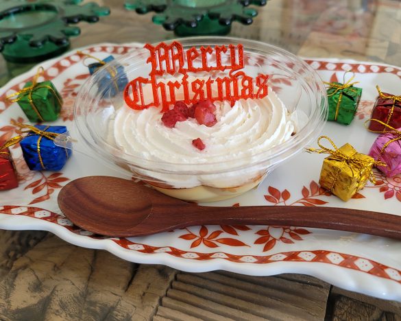 プリンの上にクリスマスピックを乗せて、プレゼントマスコットを散りばめてみました