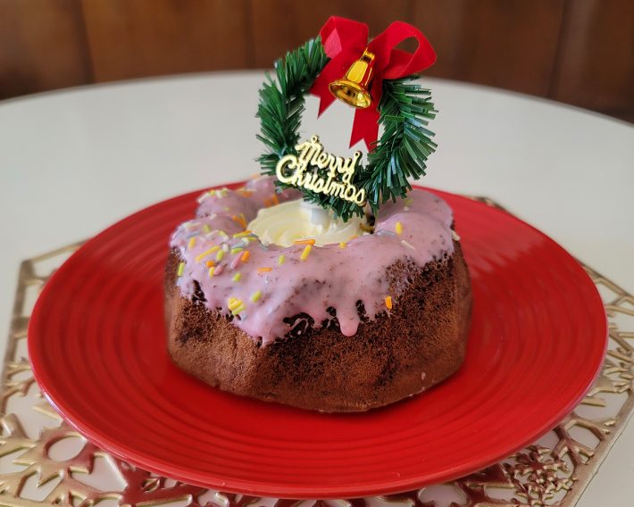 クグロフには、クリスマスリース型のピックを飾ってみました