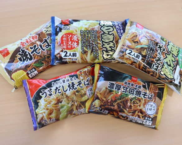 (左上から時計回りに)ベイシア 全粒粉焼そば こく旨ソース、ベイシア 塩やきそば、ベイシア 極太麺やきそば、ベイシア 関西風太麺 濃厚甘口焼きそば、ベイシア 焦がし醤油香るうまだし焼そば 各170円(税込)