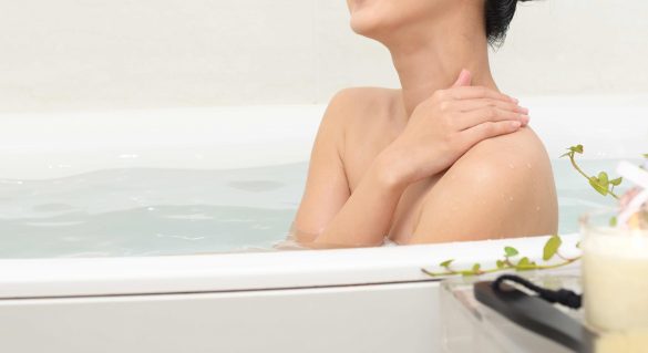 お風呂で寛ぐ女性