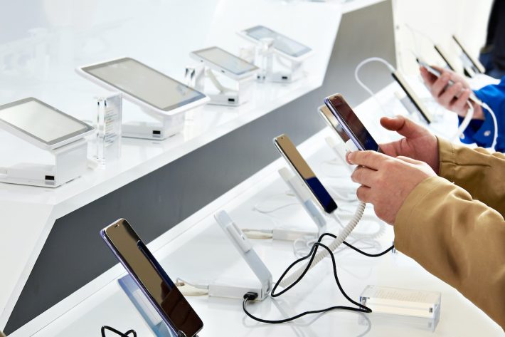 デジタル機器に弱い夫の付き添いでスマホを買い