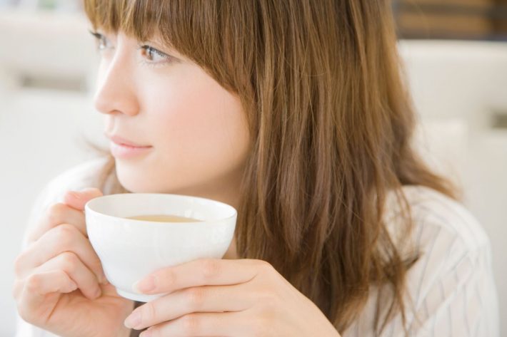 お茶を飲んでリラックスする女性
