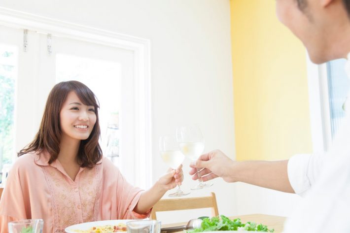 乾杯するカップル