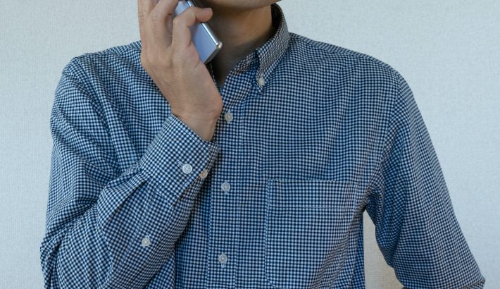 電話する男性