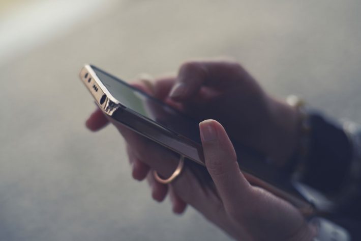 スマホを操作する手元