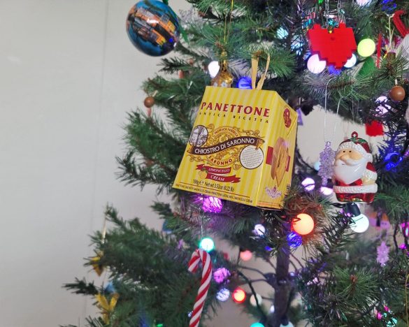 食べ終わったら、箱をオーナメントにして飾ることができます