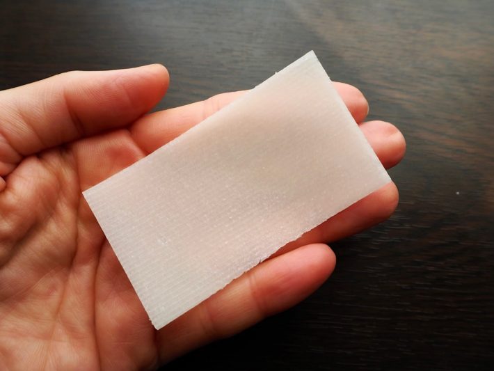 紙のカードのような薄さ