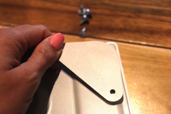 木製デスクには穴をあける必要がある