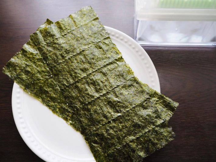 半分に切った大判の板のりを用意