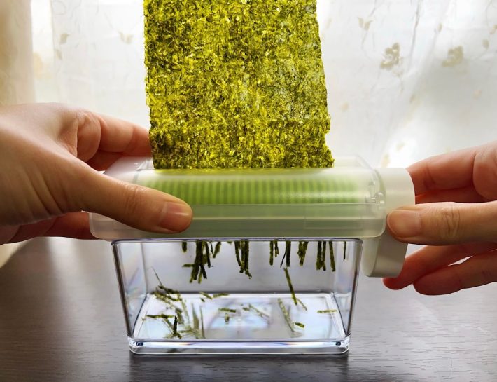 上ケースの留め具を押さえながらハンドルを回す