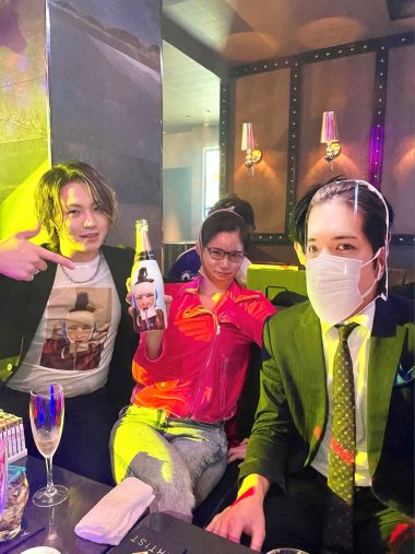 小室圭さんのお面をかぶったホストと