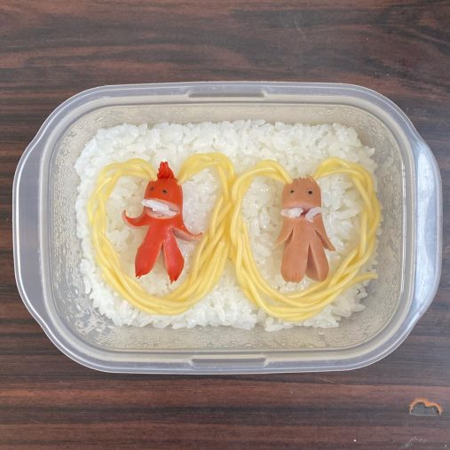 パスタが刺さっているウインナー星人