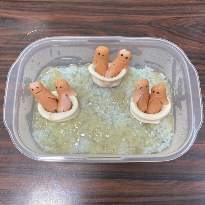 海水浴するウィンナー星人、海水部分はあんかけ