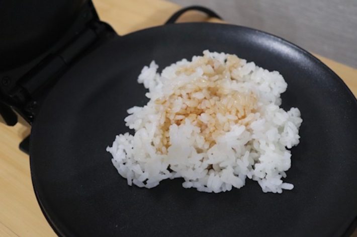 ご飯がパリパリおせんべいに大変身