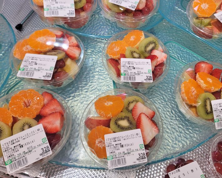 フルーツ専門店のような色とりどりのカットフルーツが安い