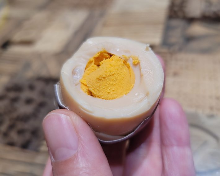 燻製の世界が中心まで広がっています