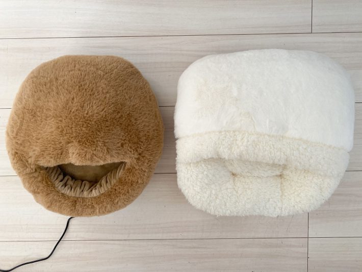 左：ダイソーの「UBS式フットウォーマー」（税込1,100円）／右：ニトリの「足ポカクッション」（税込1,490円）