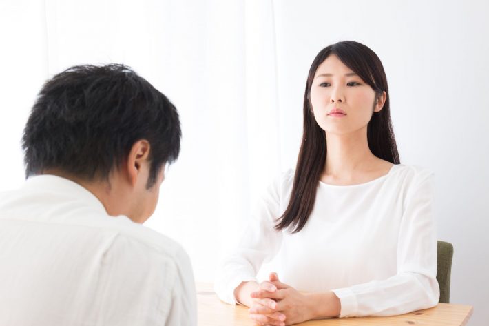 会話するカップル