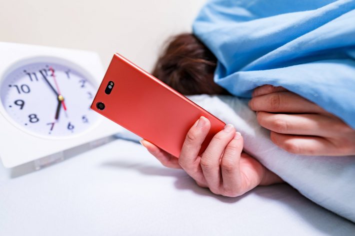 ベッドでスマホ