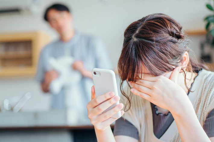 落ち込む女性を心配する男性