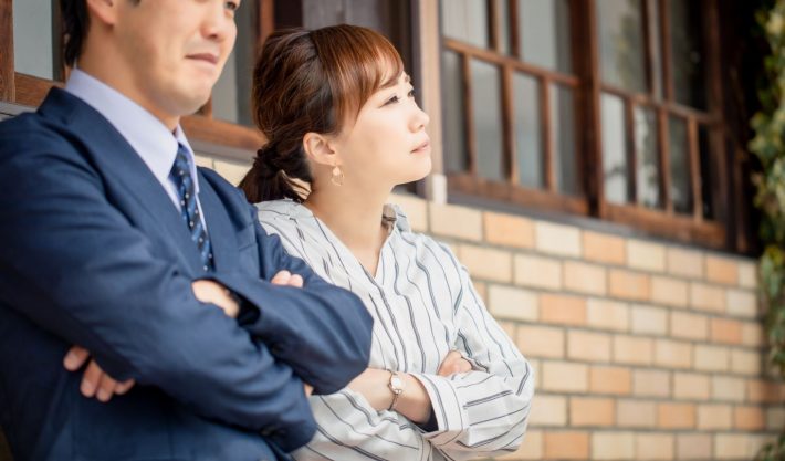 退屈そうなカップル