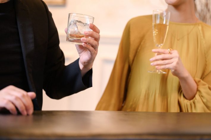 お酒を飲みながら話す男女