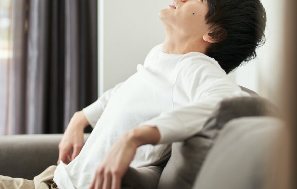 リビングでリラックスする男性