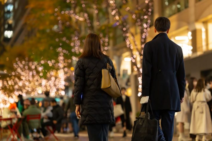 歩くカップル