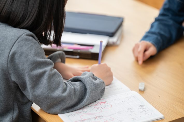 勉強を教えるお母さん