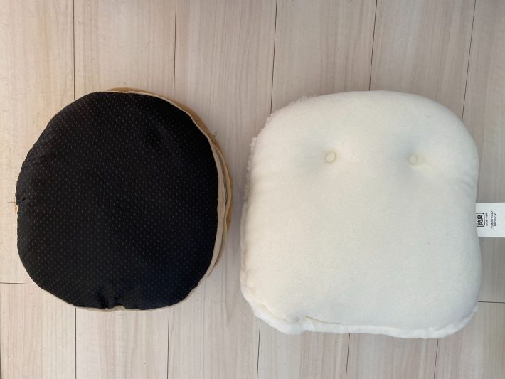 左：ダイソーの「UBS式フットウォーマー」（税込1,100円）／右：ニトリの「足ポカクッション」（税込1,490円）