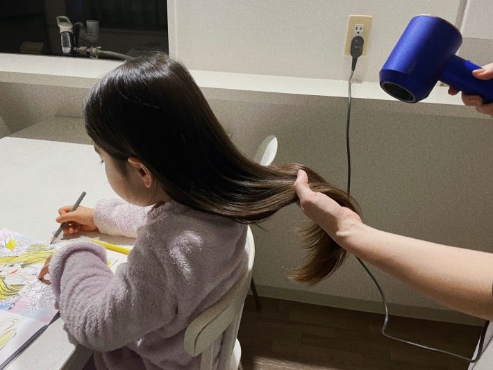 娘の髪を乾かす