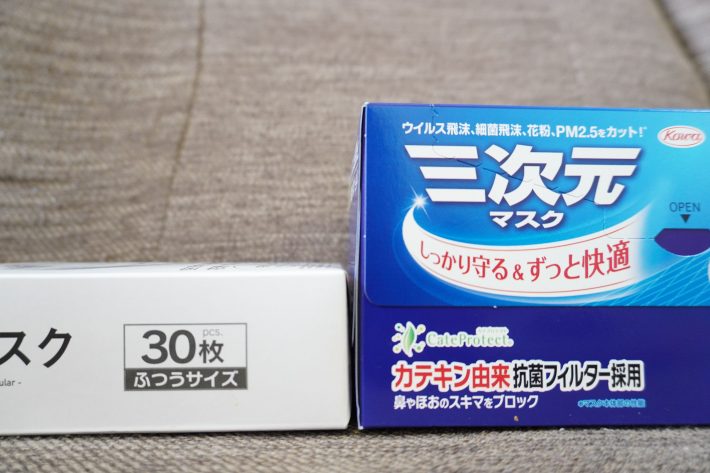 左から、ダイソーマスク、三次元マスク