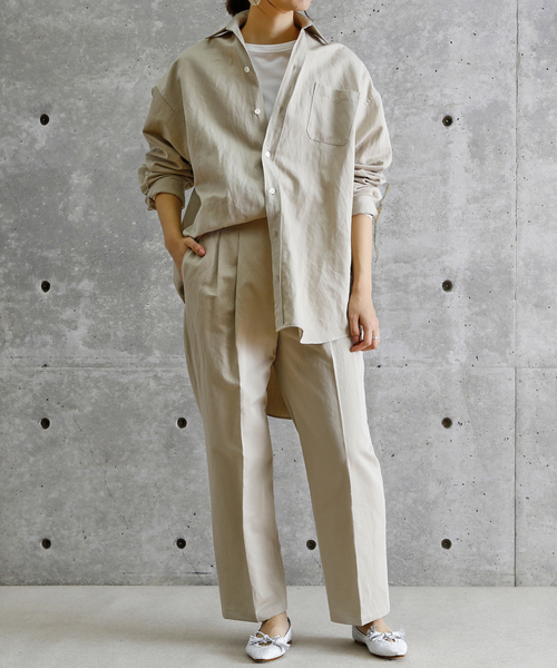 シャツとテーパードタックパンツ