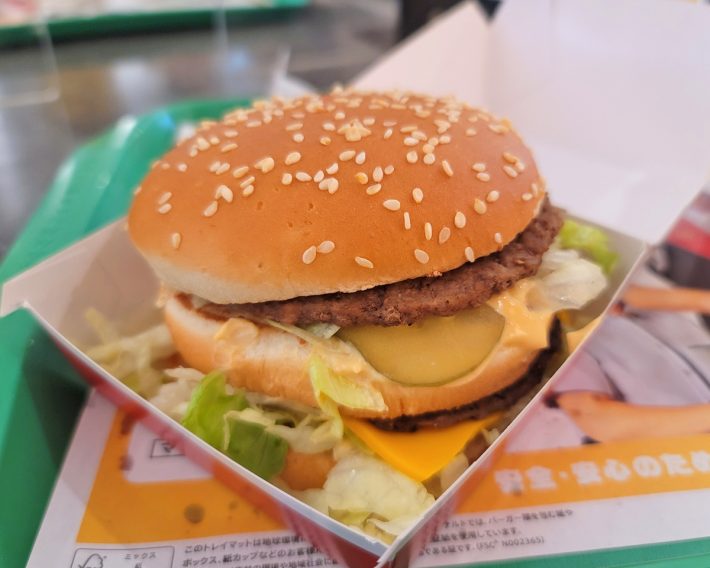 2023年1月16日から40円値上げされた「ビッグマック」（450円）