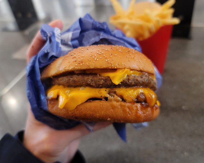 大人向けに開発された日本限定メニュー「サムライマック　炙り醤油風 ダブル肉厚ビーフ」は550円