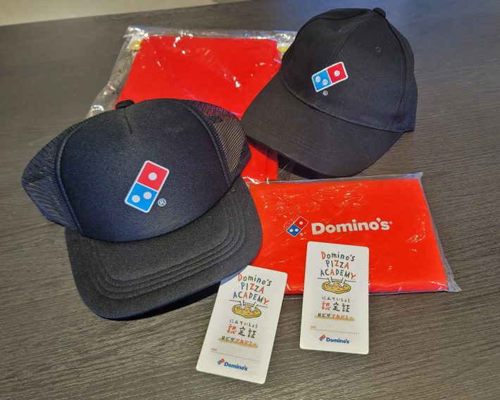 体験後に認定証の授与、エプロン、キャップをプレゼントされます（大人のキャップとエプロンは貸出になり、認定証は授与されます）