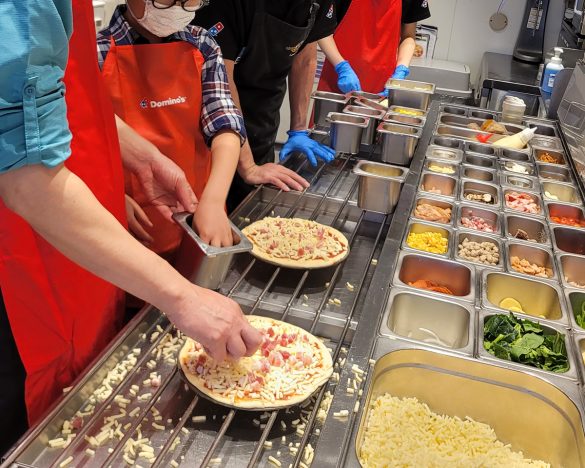 チーズも具材も好きな具材を選んで自由にトッピングすることができます