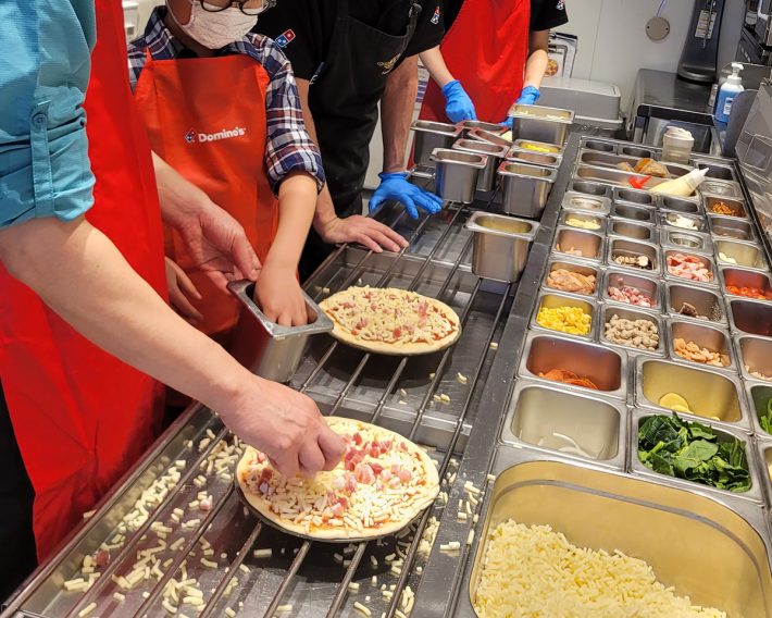 チーズも具材も好きな具材を選んで自由にトッピングすることができます