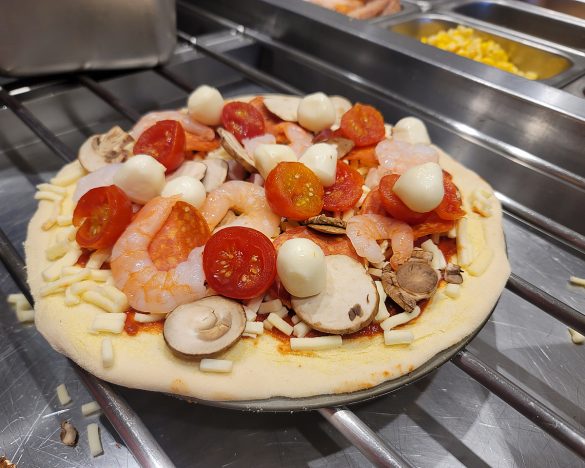 我が子が作ったピザ（焼く前）。ボッコンチーニ、海老、トマトをたっぷり乗せています
